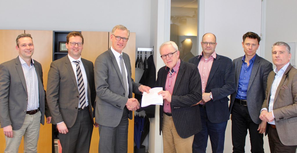 Piet Jansen (SCOPE scholengroep) en Henk Aantjes (De Vries en Verburg) feliciteren elkaar met de nieuwe overeenkomst.